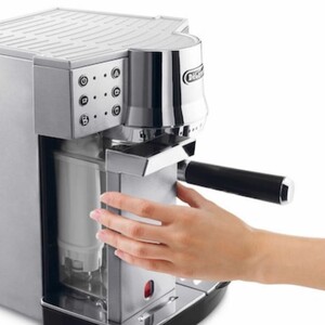 اسپرسوساز خانگی 1200 میلی‌لیتری دلونگی مدل EC850M با مصرف پودر قهوه، مناسب تهیه اسپرسو، کاپوچینو و کافه لاته