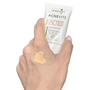 فلوئید ضد آفتاب رنگی آکنویت درمالیفت SPF50