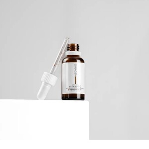 سرم ویتامین سی ژیناژن لیپوزومال پوست های چرب و مختلط 30ml