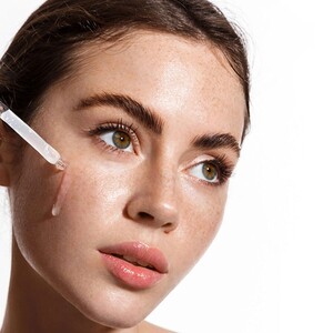 سرم ویتامین سی ژیناژن لیپوزومال پوست های چرب و مختلط 30ml