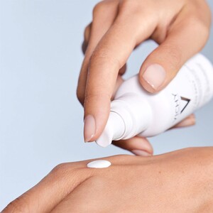 فلوئید ضد آفتاب بی رنگ Capital Soleil SPF50 ویشی 40ml
