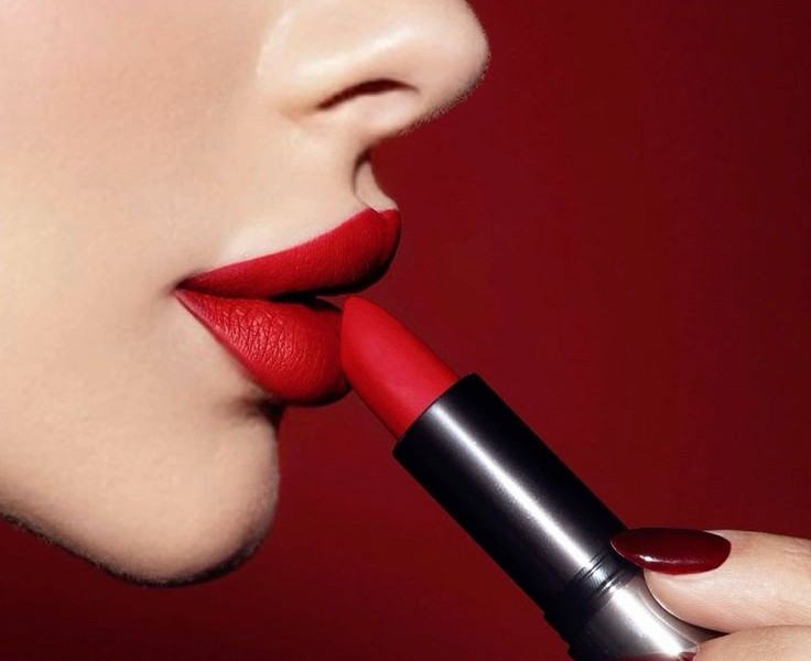 رنگ رژ لب ۲۰۲۵: چه رنگهایی دنیا را تسخیر میکنند؟
