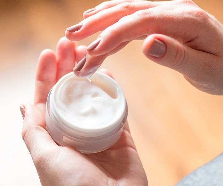 راهنمای انتخاب آبرسان مناسب برای پوست چرب؛ چه ترکیباتی را باید بشناسیم؟