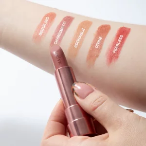 رژلب جامد مدل Satin Sheen رنگ Divine تکنیک
