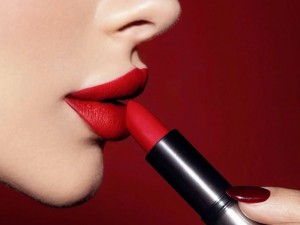 رنگ رژ لب ۲۰۲۵: چه رنگ‌هایی دنیا را تسخیر می‌کنند؟