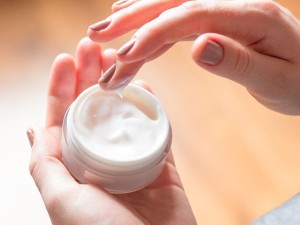 راهنمای انتخاب آبرسان مناسب برای پوست چرب؛ چه ترکیباتی را باید بشناسیم؟