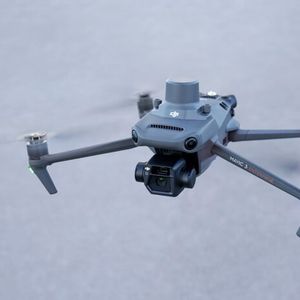 مویک 3 اینترپرایز | DJI Mavic 3 Enterprise؛ راهکار حرفه‌ای برای نقشه‌برداری، بازرسی و امداد