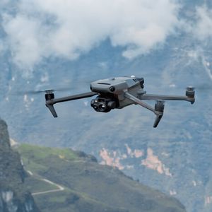 مویک 3 اینترپرایز | DJI Mavic 3 Enterprise؛ راهکار حرفه‌ای برای نقشه‌برداری، بازرسی و امداد
