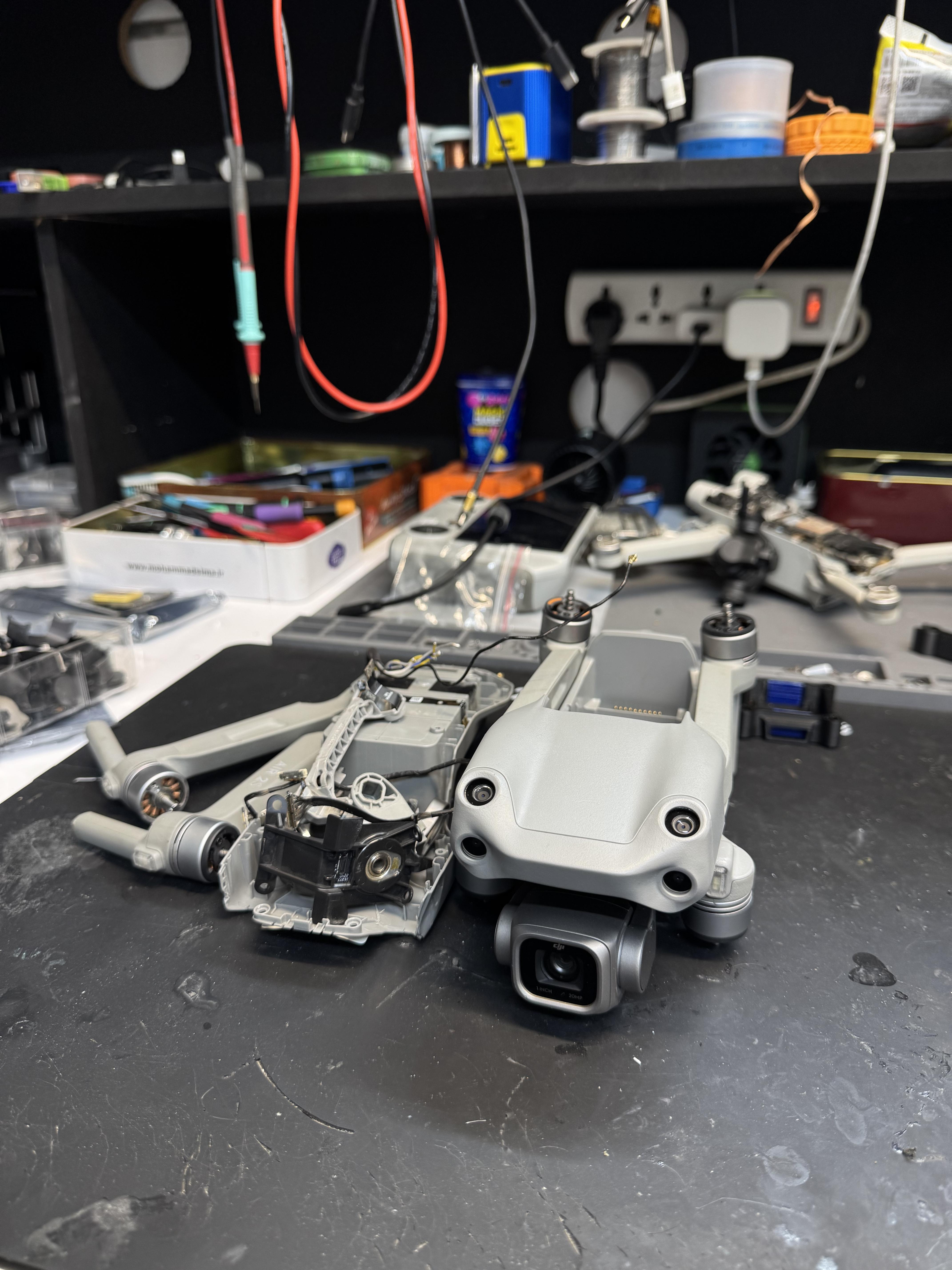پهپاد DJI Air 2S کنار قطعات بازشده در کارگاه لیوتک