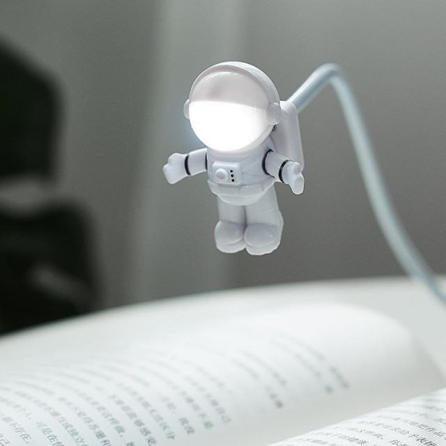 چراغ مطالعه مدل فضانورد کد 01