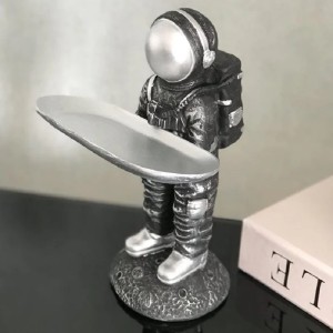 آدم فضایی سینی به دست