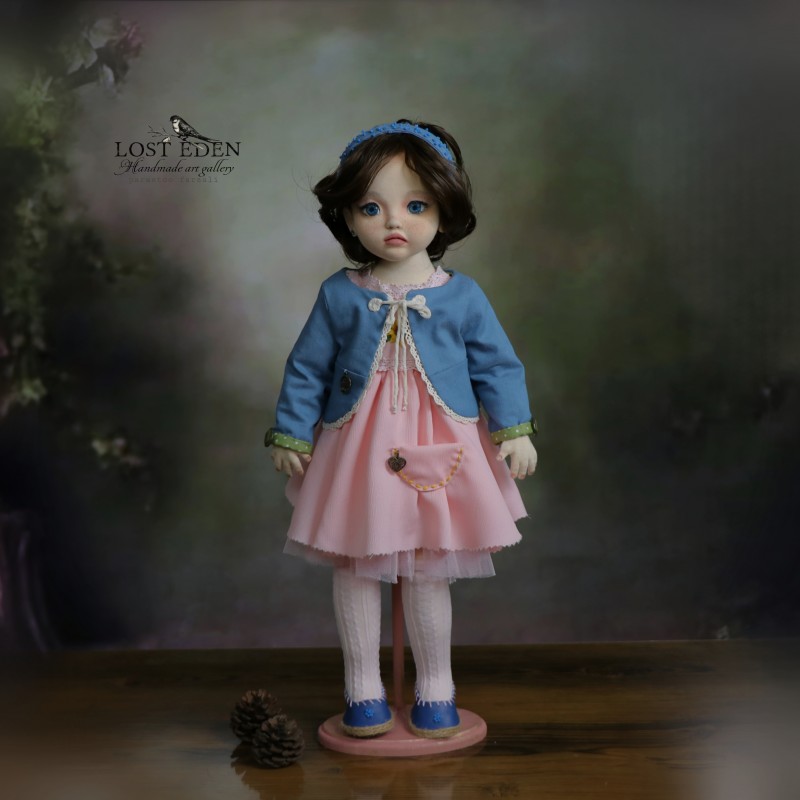 عروسک دستساز پارچه ای سه بعدی _هانا (پناه و امید) +جعبه چوبی لوکس