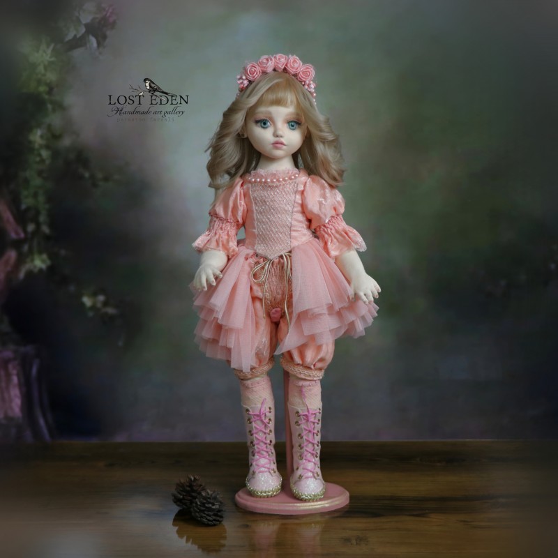 عروسک دستساز پارچه ای سه بعدی _آویسا (گوش سپرده به نغمه ها)+جعبه چوبی لوکس