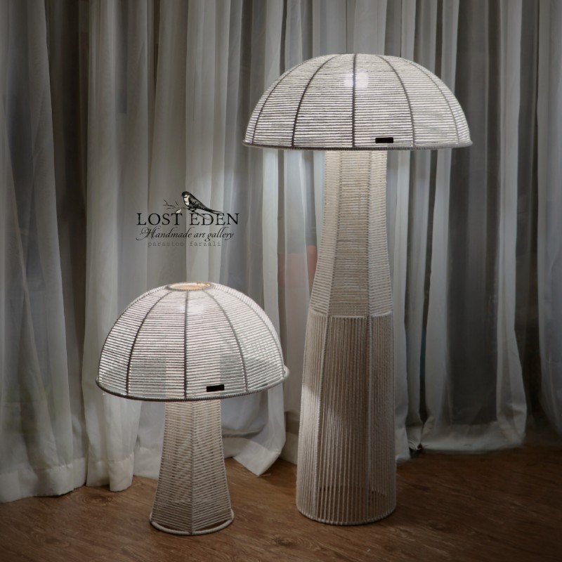 آباژور قارچی مکرومه بافی کنار سالنی ایستاده ست دو عددی