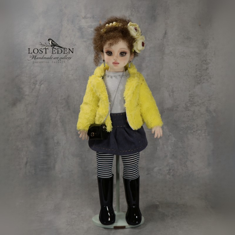 زلدا(دختر جسور و جنگجو)،عروسک دستساز پارچه ای سه بعدی با جعبه چوبی ویترینی لوکس