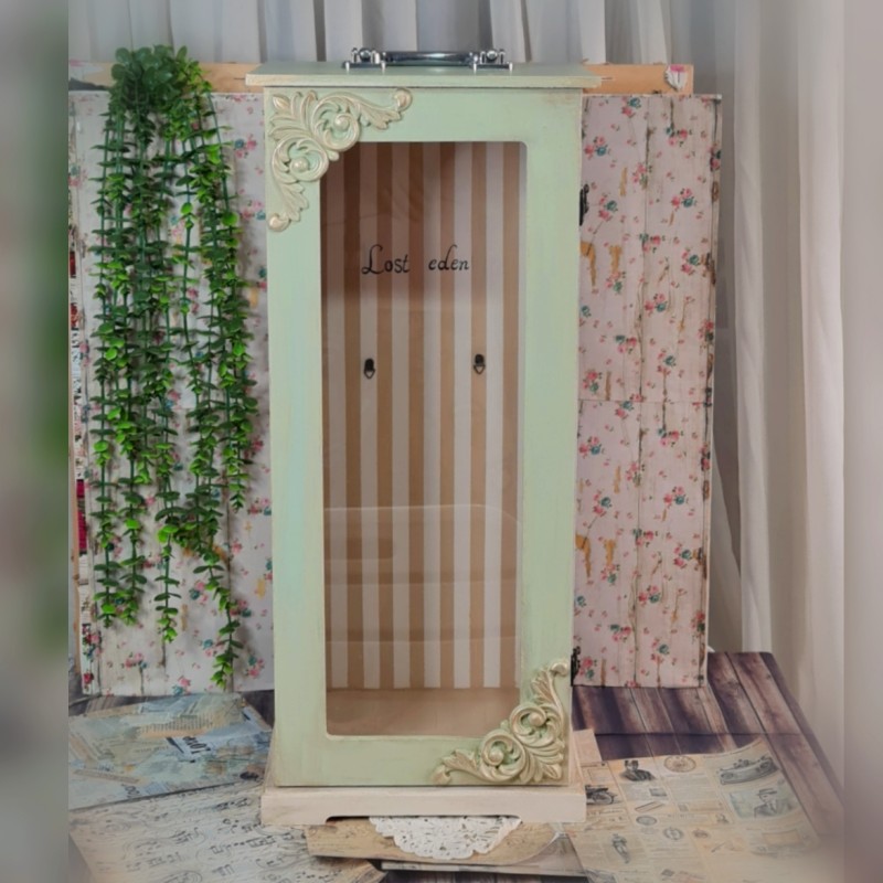 جعبه ی چوبی عروسک ویترینی پتینه وینتیج (فروش فقط همراه عروسک ۵۵ سانتی)