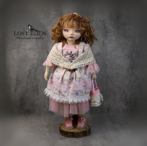 عروسک دستساز سه بعدی پارچه ای-لاریسا (نفیس و با ارزش)