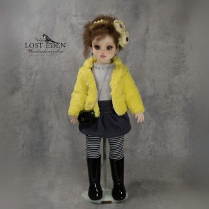 زلدا(دختر جسور و جنگجو)،عروسک دستساز پارچه ای سه بعدی با جعبه چوبی ویترینی لوکس