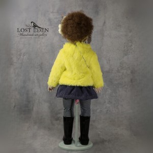 زلدا(دختر جنگجو)،عروسک دستساز پارچه ای سه بعدی با جعبه چوبی ویترینی لوکس