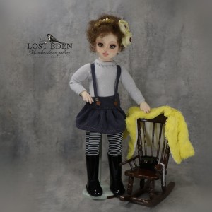 زلدا(دختر جنگجو)،عروسک دستساز پارچه ای سه بعدی با جعبه چوبی ویترینی لوکس