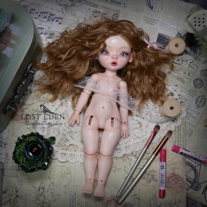 عروسک دستساز سه بعدی bjd (پرنیان) +جعبه چوبی وینتیج و پایه چوبی