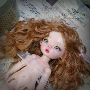 عروسک دستساز سه بعدی bjd (پرنیان) +جعبه چوبی وینتیج و پایه چوبی