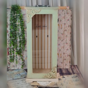 جعبه ی چوبی عروسک ویترینی پتینه وینتیج (فروش فقط همراه عروسک ۵۵ سانتی)