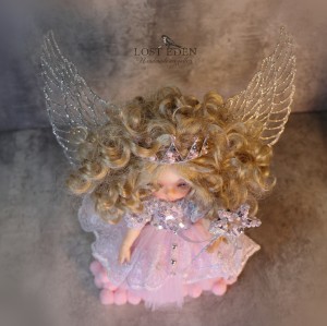 عروسک bjd مفصلی فرشته (سرافینا) دستساز+جعبه چوبی وینتیج و پایه چوبی