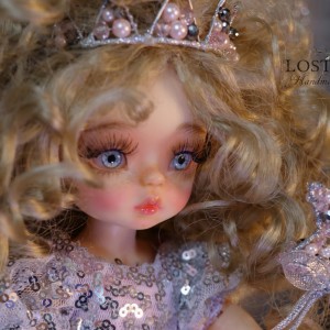 عروسک bjd مفصلی فرشته (سرافینا) دستساز+جعبه چوبی وینتیج و پایه چوبی