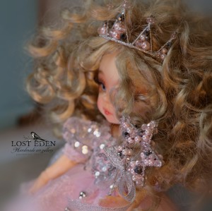 عروسک bjd مفصلی فرشته (سرافینا) دستساز+جعبه چوبی وینتیج و پایه چوبی