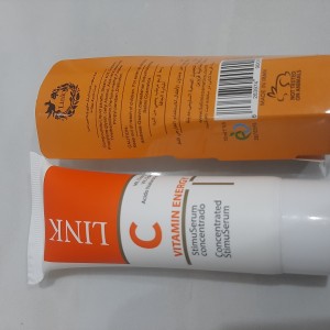 کرم مرطوب کننده حاوی ویتامین سی