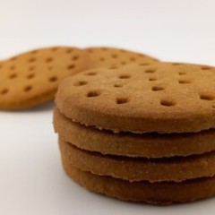 بیسکوییت ساقه طلایی ساده با آرد کامل گندم 500 گرمی