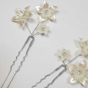 سنجاق شینیون طلایی کریستال و گل سفید (بسته 2عددی) مدل SNJ2GO ماه فام