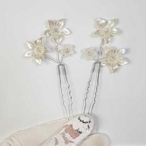 سنجاق شینیون طلایی کریستال و گل سفید (بسته 2عددی) مدل SNJ2GO ماه فام