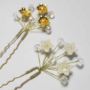 سنجاق شینیون طلایی کریستال و گل سفید مدل SNJ1CP