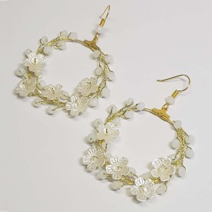 گوشواره حلقه ای کریستال و گل سفید مدل ERGTL ماه فام