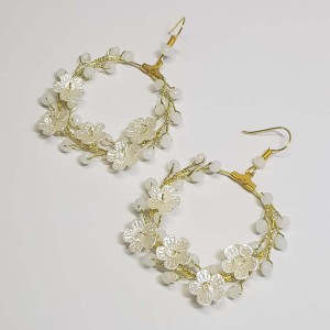 گوشواره حلقه ای کریستال و گل سفید مدل ERGTL ماه فام