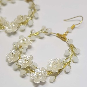 گوشواره حلقه ای کریستال و گل سفید مدل ERGTL ماه فام