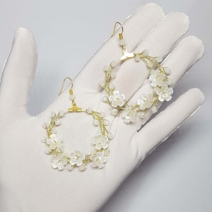 گوشواره حلقه ای کریستال و گل سفید مدل ERGTL ماه فام