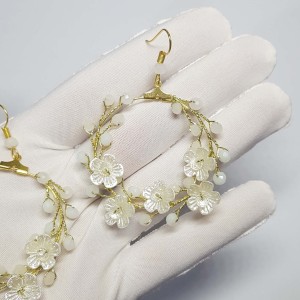 گوشواره حلقه ای کریستال و گل سفید مدل ERGTL ماه فام