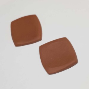 گوشواره میخی طرح شکلات قهوه ای مدل ERCHOCO ماه فام