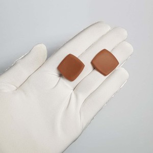 گوشواره میخی طرح شکلات قهوه ای مدل ERCHOCO ماه فام