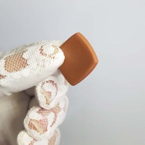 گوشواره میخی طرح شکلات قهوه ای مدل ERCHOCO ماه فام