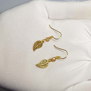 گوشواره آویزی طرح برگ طلایی و کریستال مدل ERBGM ماه فام