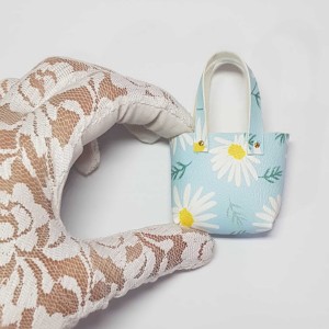 لباس عروسک باربی کیف آبی طرح گل دیزی مدل BRBDSS ماه فام