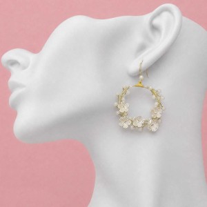 گوشواره حلقه ای کریستال و گل سفید مدل ERGTL ماه فام