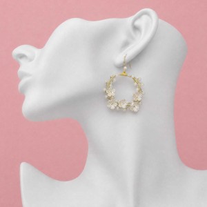 گوشواره حلقه ای کریستال و گل سفید مدل ERGTL ماه فام