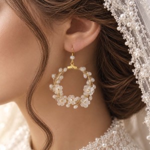 گوشواره حلقه ای کریستال و گل سفید مدل ERGTL