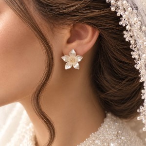 گوشواره میخی لیلیوم سفید مدل ERLILIWHT