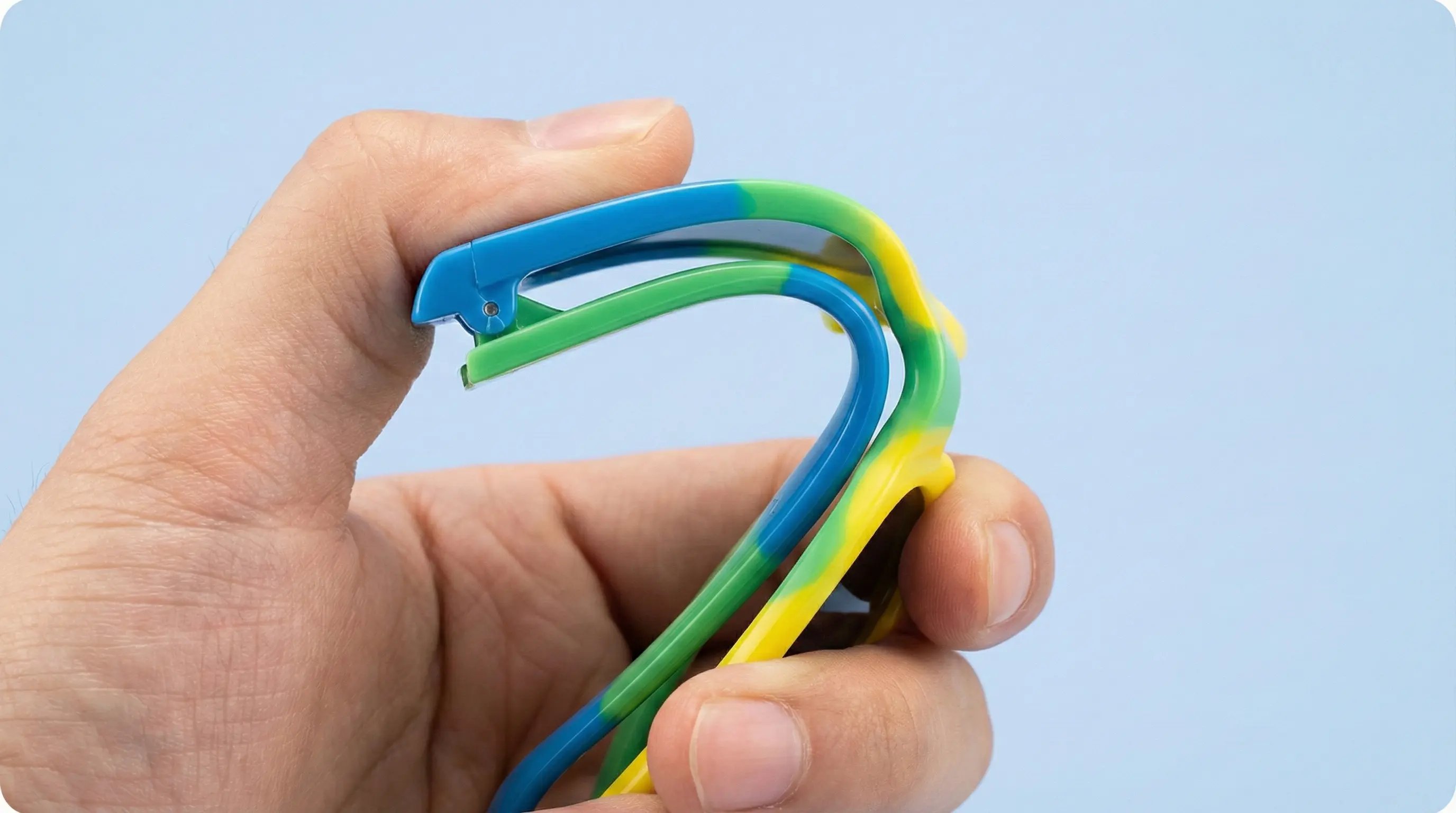 تست مقاومت عینک آفتابی بچگانه ژله ای و نشکن TR90